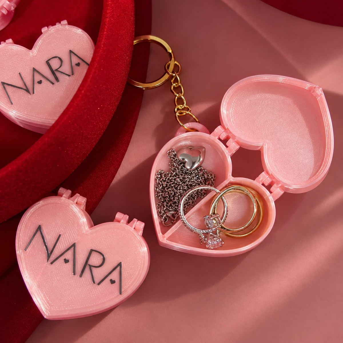 Heart jewellery case keychains with a custom name, holding rings