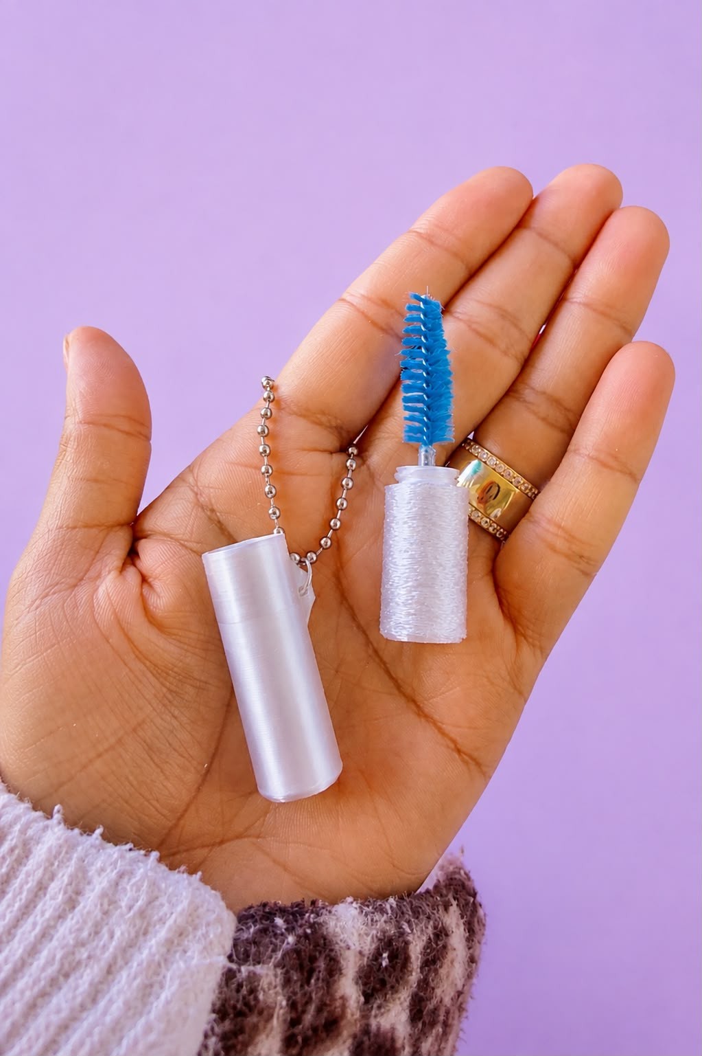 Small white lash wand holder with a spoolie brush